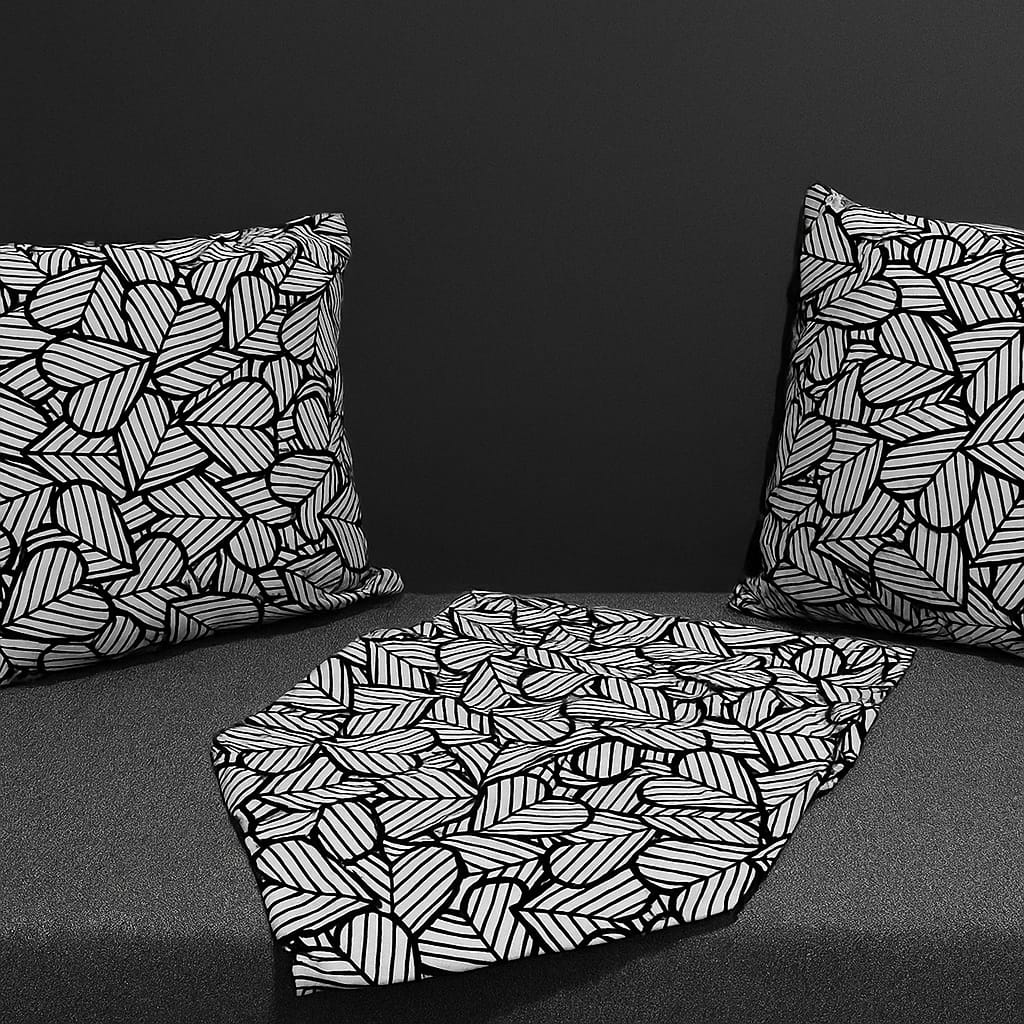 Siyah Beyaz Dijital Baskı Kalp Desenli Kırlent ve Runner Çay Seti (2 Kırlent + 1 Runner 142x40 cm) - Görsel 4