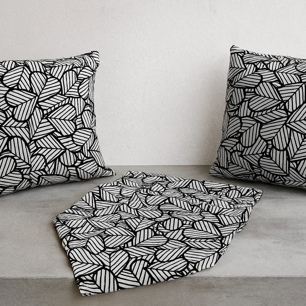 Siyah Beyaz Dijital Baskı Kalp Desenli Kırlent ve Runner Çay Seti (2 Kırlent + 1 Runner 142x40 cm) - Görsel 2